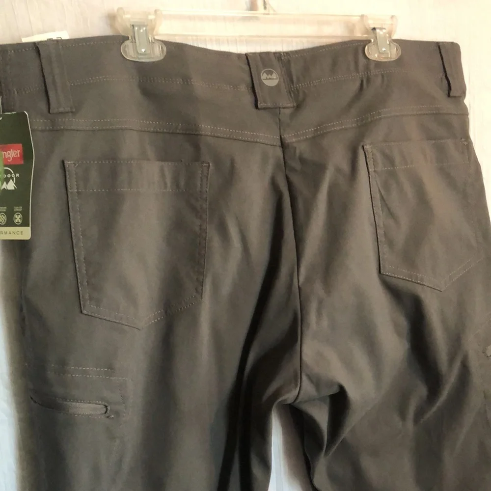 WRANGLER men Sz 40 X 30 gray cargo khaki straight leg pants elastic wais…